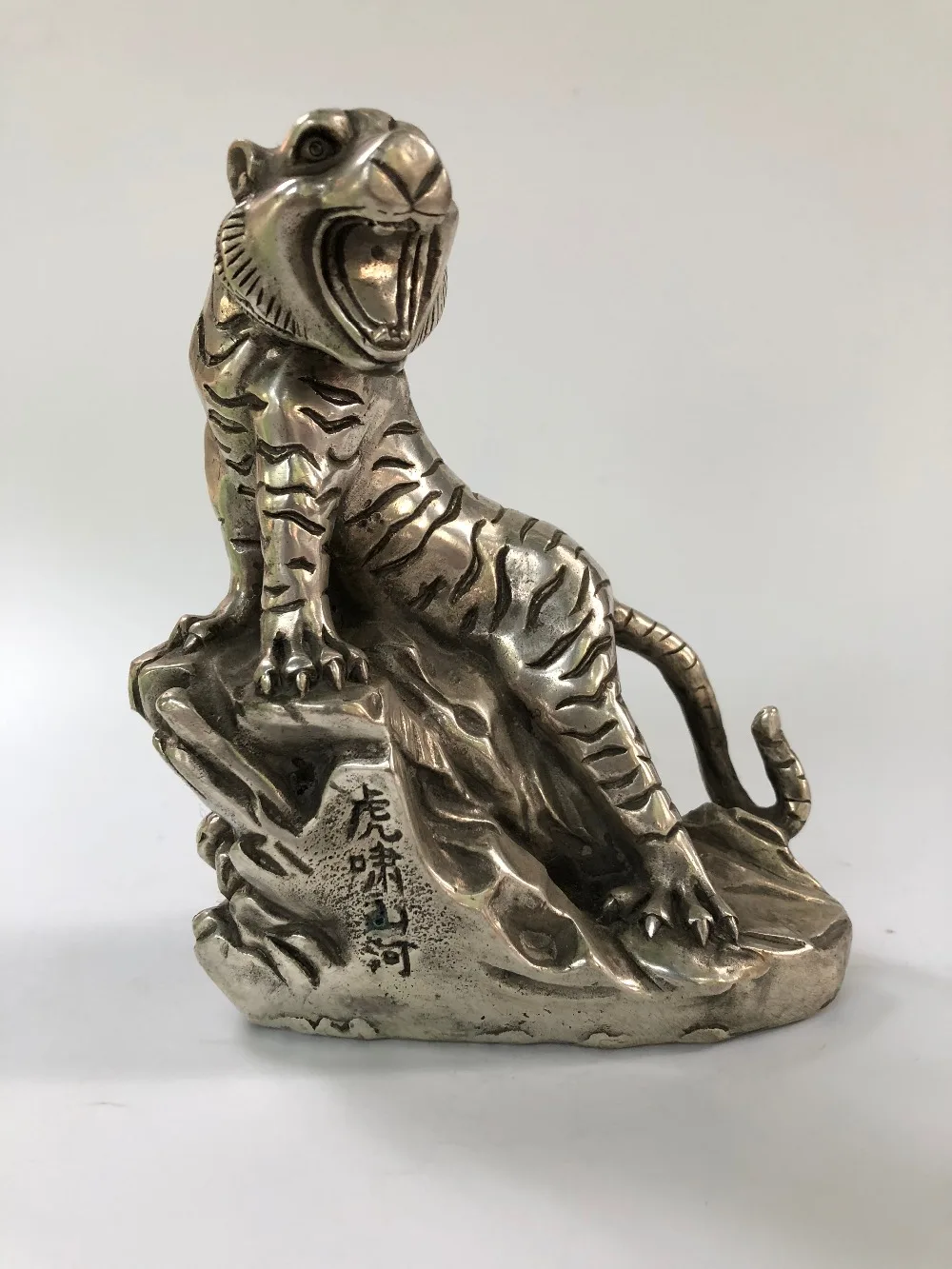 Copper Stream Silver Tiger Statue Tiger Xiaoshan River Decoration Home Decoration Crafts
Copper Stream Silver Tiger Statue Tiger Xiaoshan River Decoration Home Decoration Crafts
