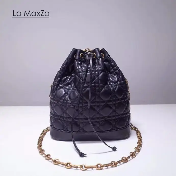 2019 genuine leather luxury handbags women bag runway desigin female Europe brand top quality free shipping of dhl
2019 genuine leather luxury handbags women bag runway desigin female Europe brand top quality free shipping of dhl
