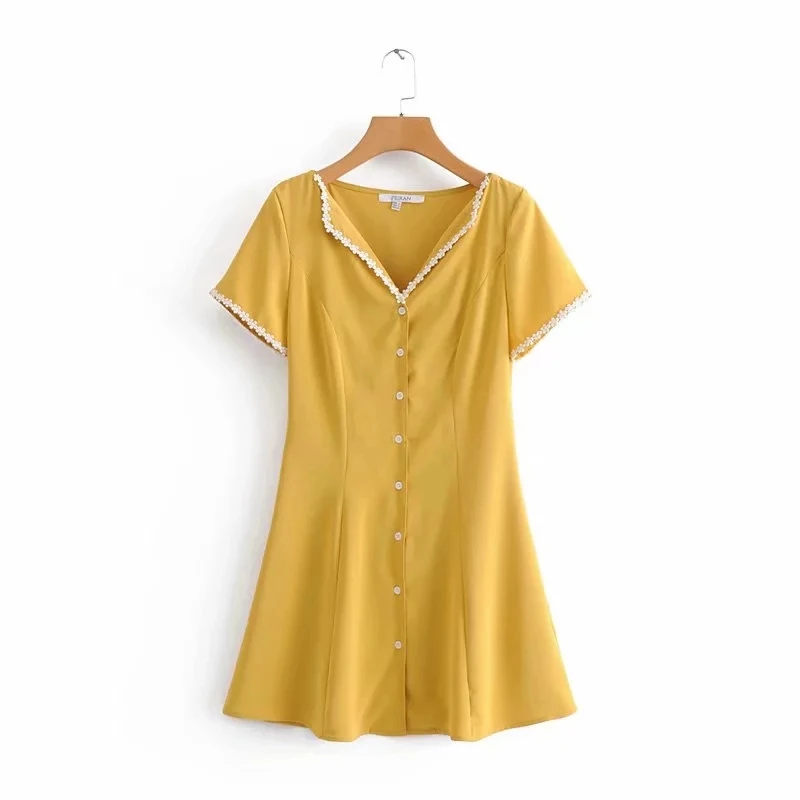 European 2019 early spring new French retro lace V-neck front row lapels mini Yellow dress
European 2019 early spring new French retro lace V-neck front row lapels mini Yellow dress