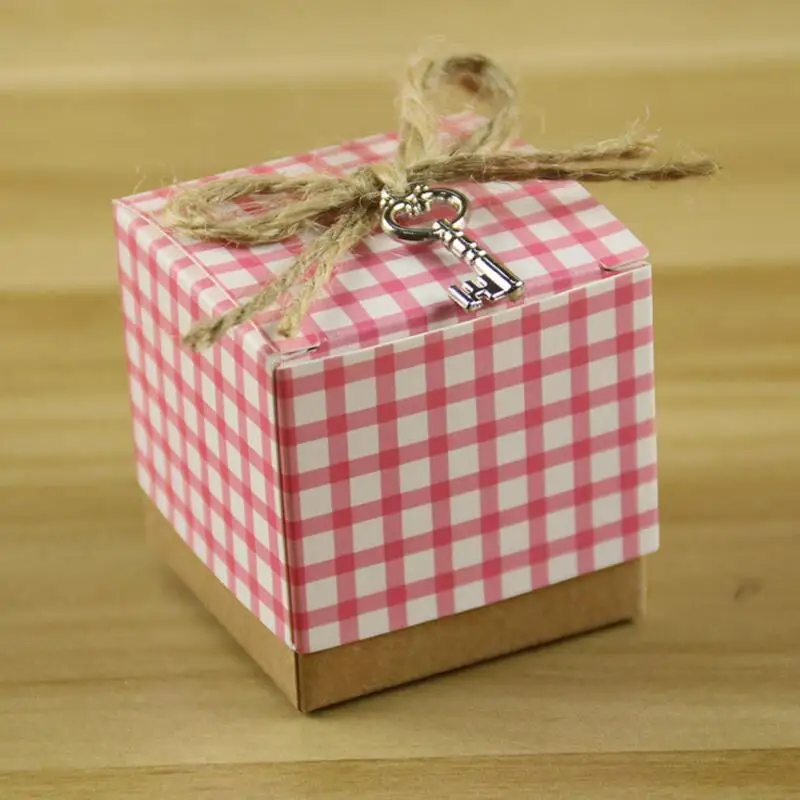 100pcs/pack Square Lattice Pattern Kraft Paper Box Wedding Favors Gift Box Chocolate Candy Box Birthday Party Favor for Guest
100pcs/pack Square Lattice Pattern Kraft Paper Box Wedding Favors Gift Box Chocolate Candy Box Birthday Party Favor for Guest