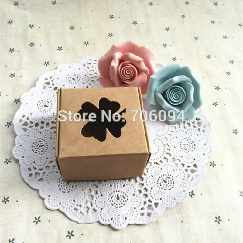 5.8x5.8x3.2cm Jewerly kraft paper box with four-Leaf Clover window custom box logo Brown gift craft paper box 100pcs/lot
5.8x5.8x3.2cm Jewerly kraft paper box with four-Leaf Clover window custom box logo Brown gift craft paper box 100pcs/lot