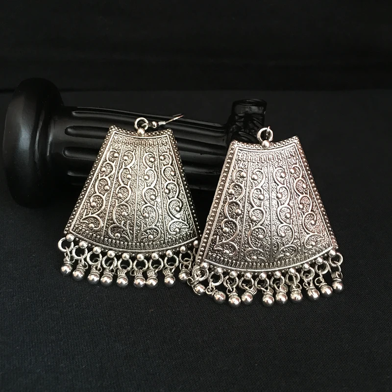Bollywood Hippie in India BOHO Big earrings Ancient Silver Carving fan Retro Female Earrings Stage Exaggeration TRIBAL JEWELRY
Bollywood Hippie in India BOHO Big earrings Ancient Silver Carving fan Retro Female Earrings Stage Exaggeration TRIBAL JEWELRY
