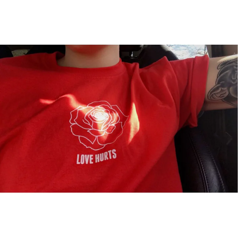 Sugarbaby Love Hurts Rose Print Red T-Shirt Women Tumblr Fashion Cute Casual Tee Grunge Outfits Short Sleeve Fashion T shirt
Sugarbaby Love Hurts Rose Print Red T-Shirt Women Tumblr Fashion Cute Casual Tee Grunge Outfits Short Sleeve Fashion T shirt