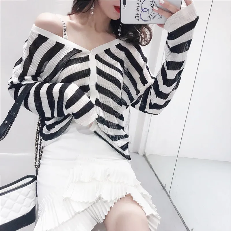 Mr.nut 2019 spring and summer new thin section Korean long-sleeved loose v-neck versatile knit air-conditioning cardigan sweater
Mr.nut 2019 spring and summer new thin section Korean long-sleeved loose v-neck versatile knit air-conditioning cardigan sweater