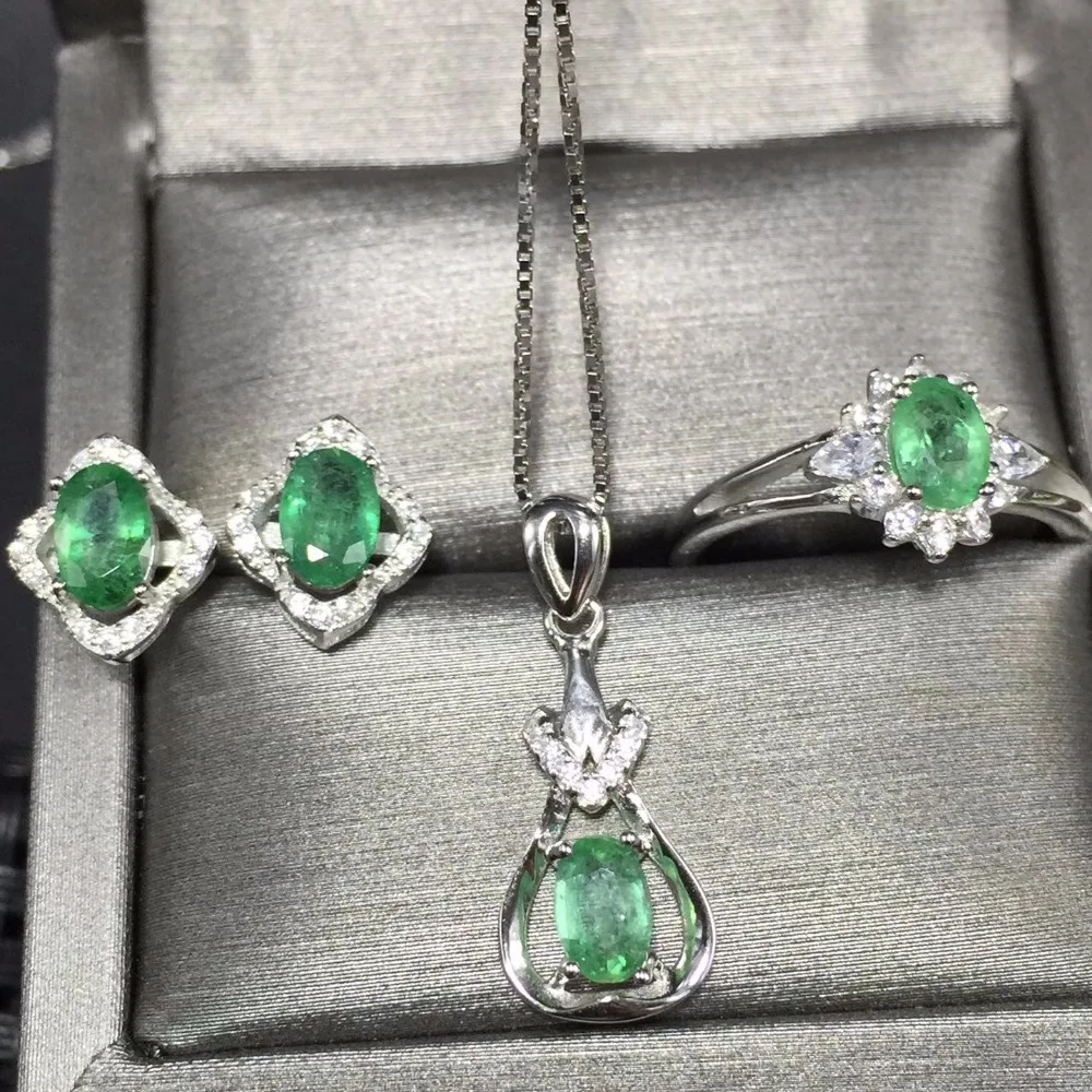 

The color is beautiful, the style is novel.Natural emerald suit, simple and fresh, 925 silver.