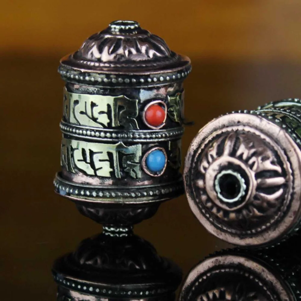 free shipping Nepalese handmade ornaments auspicious peace tibet Silver coral ambers Pendant beeswax Amulet Pendant
free shipping Nepalese handmade ornaments auspicious peace tibet Silver coral ambers Pendant beeswax Amulet Pendant