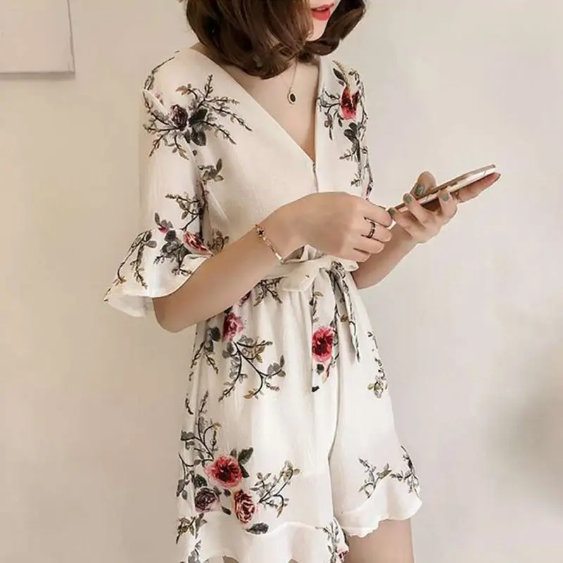 Women Vintage V Neck Ruffles Short Sleeve Rompers Floral Print Playsuits Boho Women Jumpsuits With Sashes 
Women Vintage V Neck Ruffles Short Sleeve Rompers Floral Print Playsuits Boho Women Jumpsuits With Sashes
