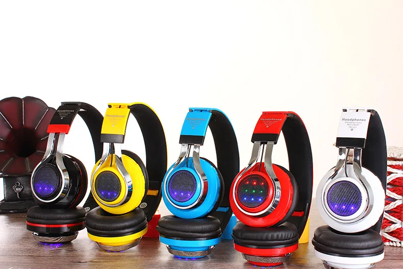 Fashion New Glowing Stereo Casque Audio Bluetooth Headphone Wireless Big Headset Sport Earphone Mic LED Light TF FM For PC Phone 
Fashion New Glowing Stereo Casque Audio Bluetooth Headphone Wireless Big Headset Sport Earphone Mic LED Light TF FM For PC Phone