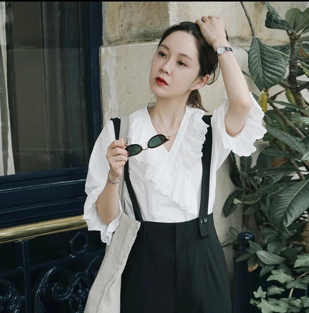 White shirt lace V-neck Bell Sleeve mini-shirt
White shirt lace V-neck Bell Sleeve mini-shirt