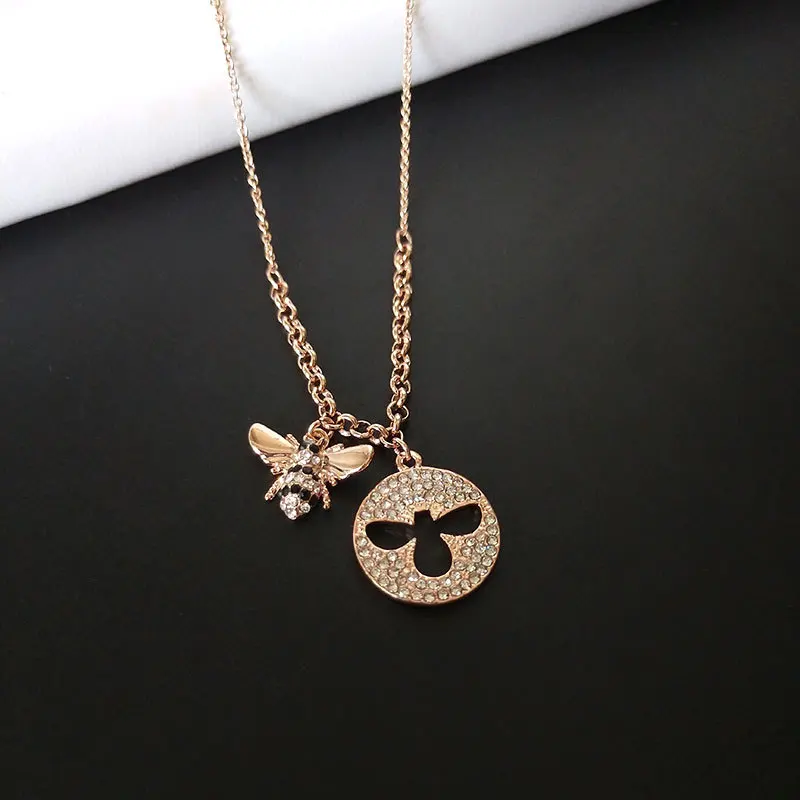 High Quality Simple Rose Gold Littie Bee Pendant Necklace Women Girl luxury Round Hollow out Bee Necklaces Fashion Party Jewelry
High Quality Simple Rose Gold Littie Bee Pendant Necklace Women Girl luxury Round Hollow out Bee Necklaces Fashion Party Jewelry