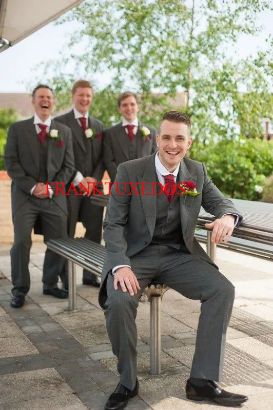 2017Customize made Terno Peak Lapel Groom Tuxedos Best Man Groomsmen Prom Suits Men Wedding Suits(Jacket+Pants+vest+Tie)
2017Customize made Terno Peak Lapel Groom Tuxedos Best Man Groomsmen Prom Suits Men Wedding Suits(Jacket+Pants+vest+Tie)