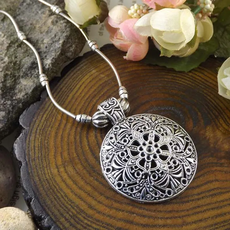 2019 hot sale manufacturers selling Bohemia ethnic jewelry women fashion leaves Tibetan jewelry Licensing round flower necklace
2019 hot sale manufacturers selling Bohemia ethnic jewelry women fashion leaves Tibetan jewelry Licensing round flower necklace