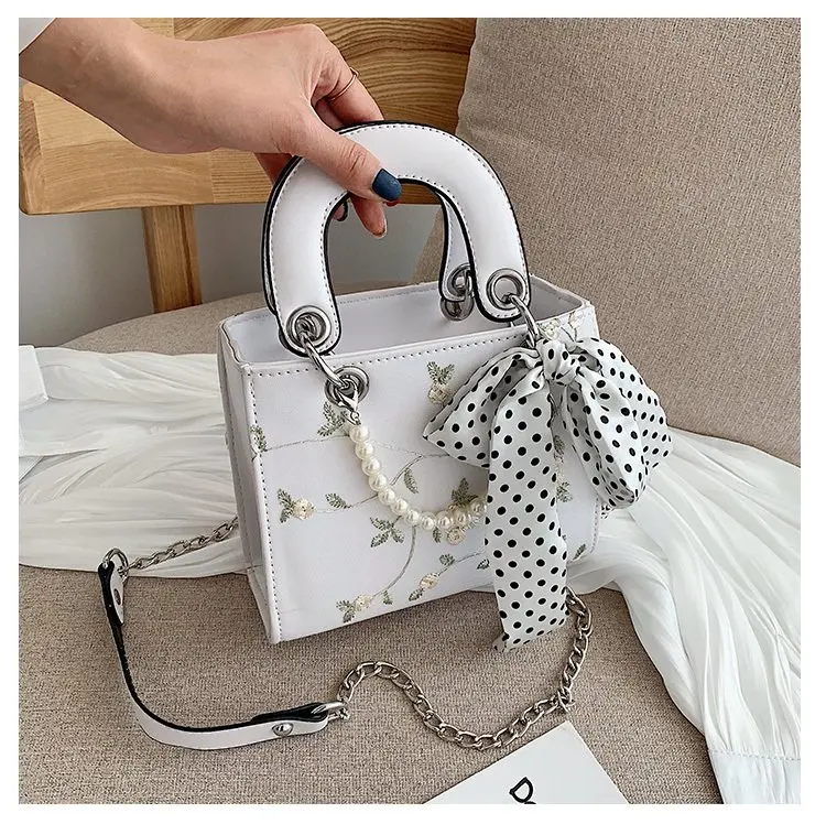 Brand Crossbody Bags for Women Scarves Lace Pearl Square Messenger Bag Luxury Handbags Female Clutch Ladies PU Leather Hand Bag
Brand Crossbody Bags for Women Scarves Lace Pearl Square Messenger Bag Luxury Handbags Female Clutch Ladies PU Leather Hand Bag