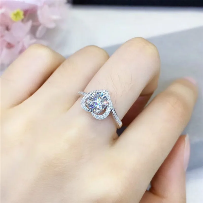 1 Carat Natural Moissanite Wedding Rings for Women Heart Sharp S925 Silver Platinum Plated Engagement Ring VVS Cleanness
1 Carat Natural Moissanite Wedding Rings for Women Heart Sharp S925 Silver Platinum Plated Engagement Ring VVS Cleanness