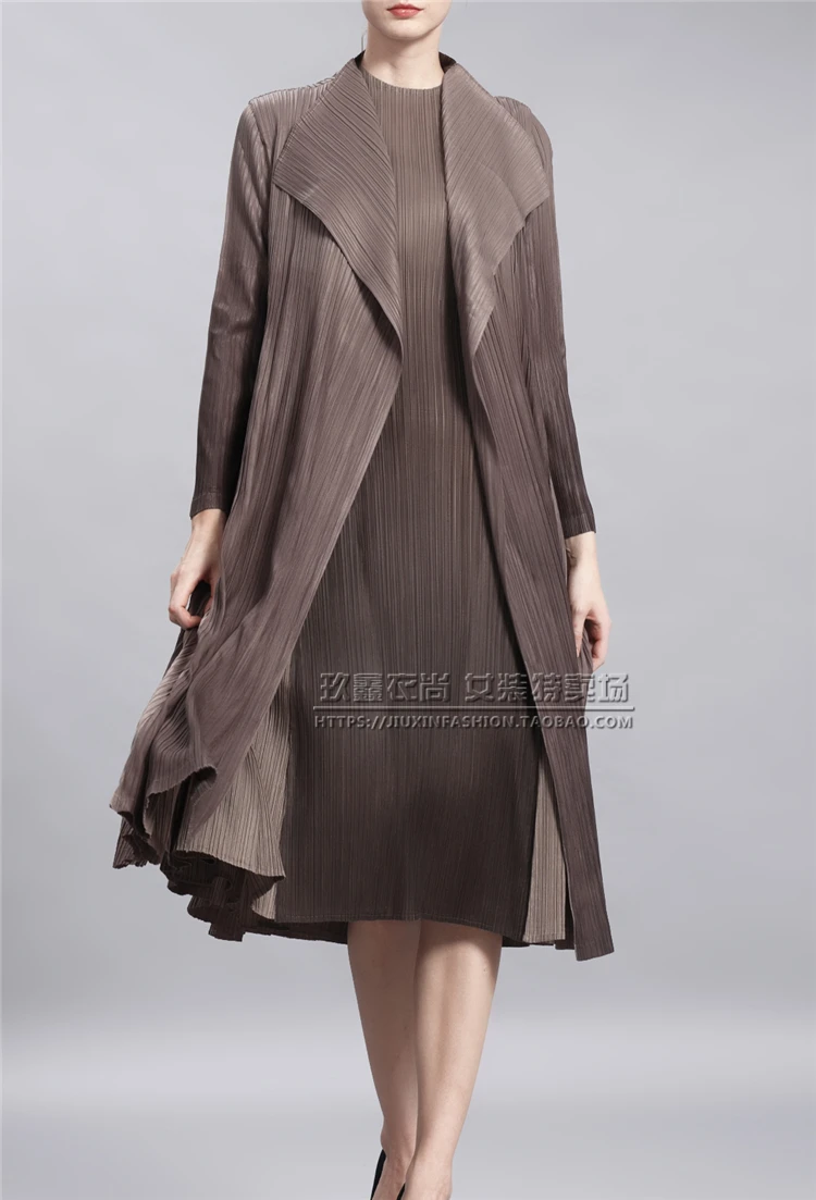 Miyake fashion fold hooded windbreaker turn-down collar long sleeve trench coat IN STOCK
Miyake fashion fold hooded windbreaker turn-down collar long sleeve trench coat IN STOCK