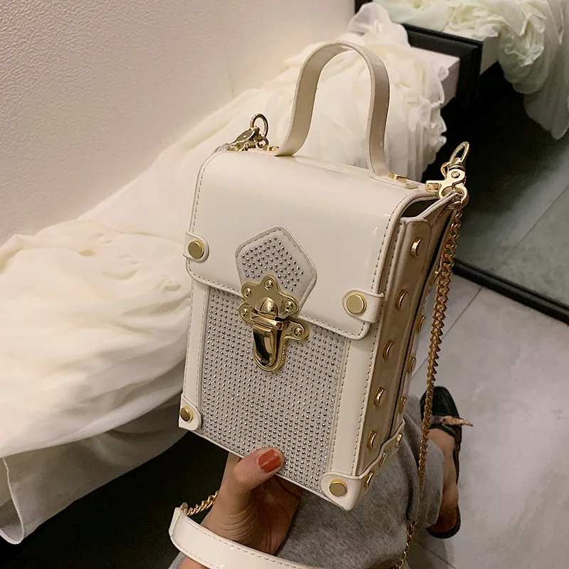 2019 Fashion Rivet Women's Shoulder Bag Summer Portable Design Female Messenger Bag Chain Lock Small Square Bag Crossbody Bag
2019 Fashion Rivet Women's Shoulder Bag Summer Portable Design Female Messenger Bag Chain Lock Small Square Bag Crossbody Bag