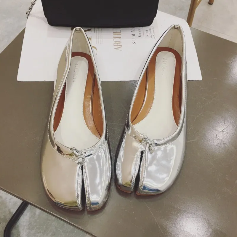 2020 Spring Autumn Tabi Ninja Leather Shoes Woman Split Pig Toe Loafers Slip On Brand Designer Moccasins Women Comfortable Flats
2020 Spring Autumn Tabi Ninja Leather Shoes Woman Split Pig Toe Loafers Slip On Brand Designer Moccasins Women Comfortable Flats