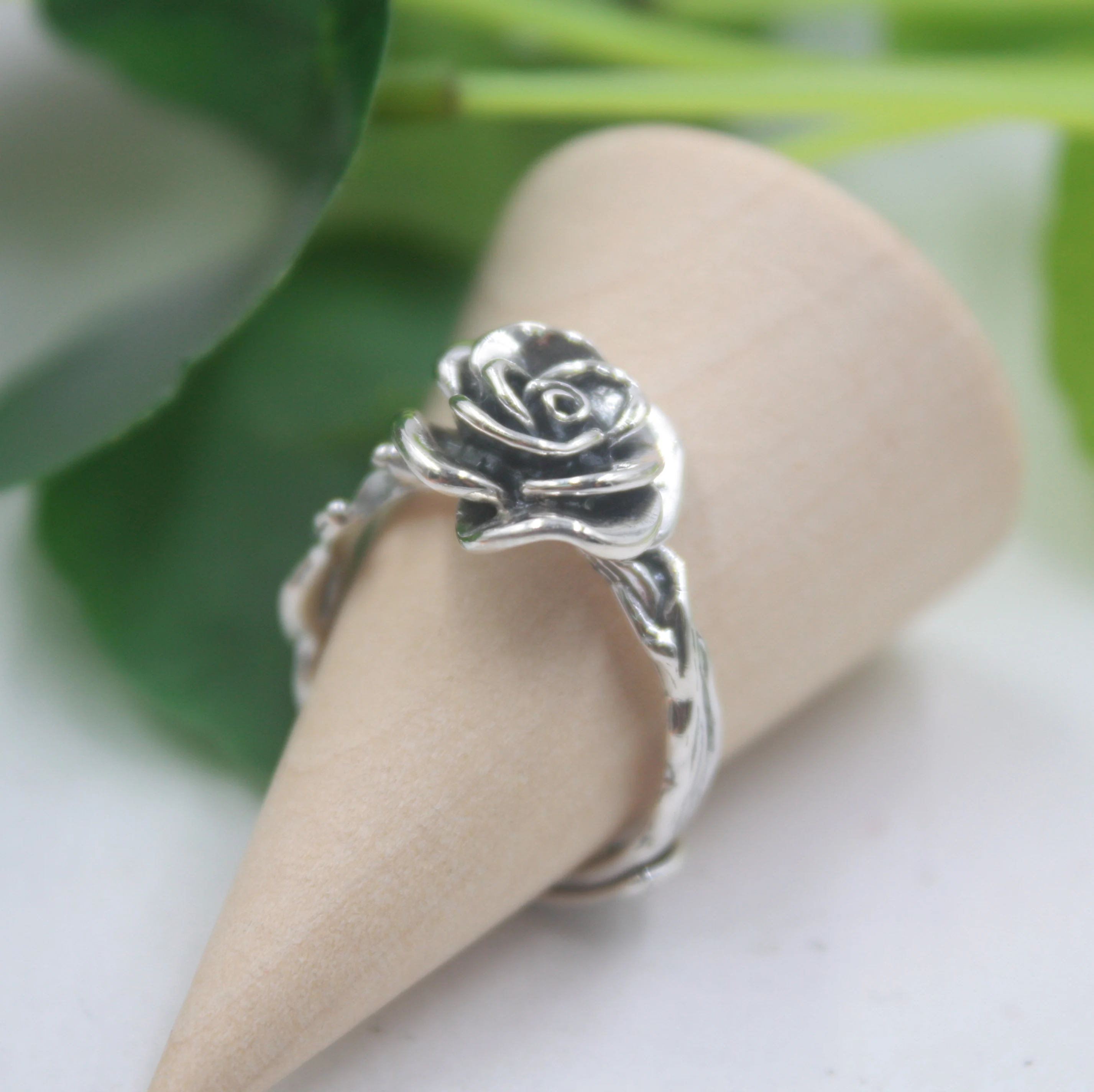 S925 Fine Sterling Silver Ring Women Retro Rose Flower 12mm Ring Elegant Fashion New Ring US 7
S925 Fine Sterling Silver Ring Women Retro Rose Flower 12mm Ring Elegant Fashion New Ring US 7