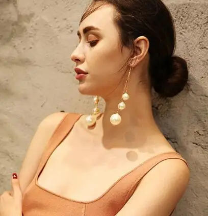 European and American style temperament wild imitation pearl fashion modeling creative design new earrings
European and American style temperament wild imitation pearl fashion modeling creative design new earrings