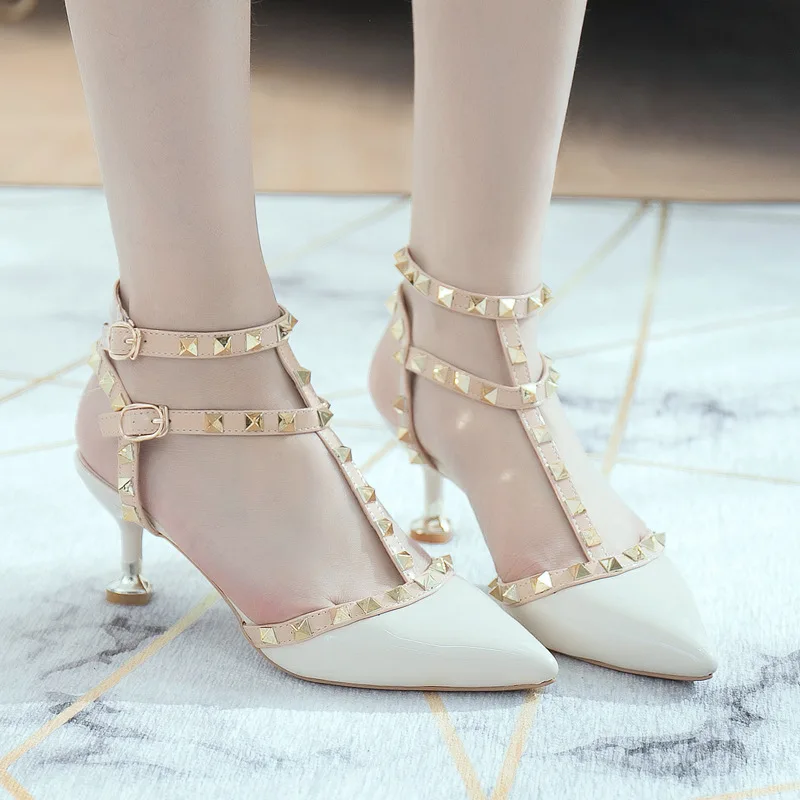 2018 Summer Pointed Hollowed-out Rivet Patent Leather Anti-skid Women's Sandals High Heels Thin Heel Female Shoes
2018 Summer Pointed Hollowed-out Rivet Patent Leather Anti-skid Women's Sandals High Heels Thin Heel Female Shoes