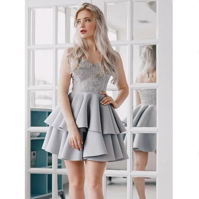 New Sexy Silver Spaghetti Strap V-neck Short Prom Formal Dresses Lace Applique Satin Above Knee Length Homecoming Party Dresses
New Sexy Silver Spaghetti Strap V-neck Short Prom Formal Dresses Lace Applique Satin Above Knee Length Homecoming Party Dresses