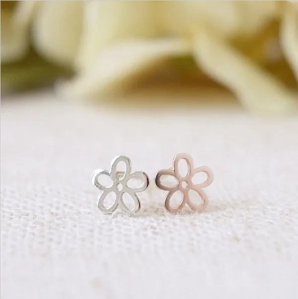 Fashion hollow out the five petals of flowers stud earrings Plant stud earrings wholesale
Fashion hollow out the five petals of flowers stud earrings Plant stud earrings wholesale