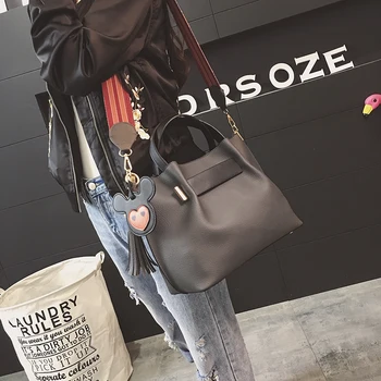 2020 autumn and Winter Fashion Handbag Pendant ribbon send Fashion Shoulder Bag diagonal satchel portable lady bag
2020 autumn and Winter Fashion Handbag Pendant ribbon send Fashion Shoulder Bag diagonal satchel portable lady bag