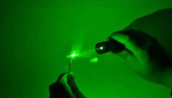NEW Hunting 10000m 532nm high power Military green laser pointers can focus burning match burn Cigarettes SD Laser 303
NEW Hunting 10000m 532nm high power Military green laser pointers can focus burning match burn Cigarettes SD Laser 303