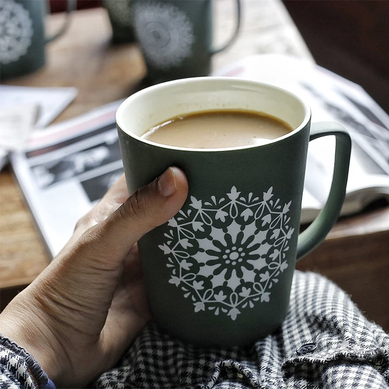 Drinkware 520ml Simple snowflake water mugs ceramic coffee cup with a lid and a spoon
Drinkware 520ml Simple snowflake water mugs ceramic coffee cup with a lid and a spoon