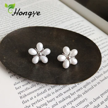 Hongye Floral Pearl Stud Earrings for Women Designer Brand Shell Pearl Sweet Female Ear Nails Genuine Brincos 925 Silver Jewelry
Hongye Floral Pearl Stud Earrings for Women Designer Brand Shell Pearl Sweet Female Ear Nails Genuine Brincos 925 Silver Jewelry
