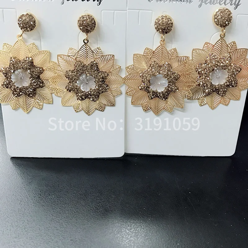 Super beautiful gold hollowed-out flower shell earrings in European and American fashion
Super beautiful gold hollowed-out flower shell earrings in European and American fashion