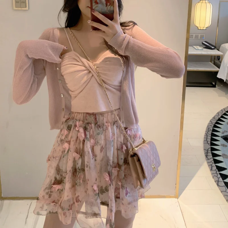 3 piece set womens summer 2019 new camisole + thin cardigan cropped crop tops coat + chiffon skirt Korean fashion women's suit
3 piece set womens summer 2019 new camisole + thin cardigan cropped crop tops coat + chiffon skirt Korean fashion women's suit