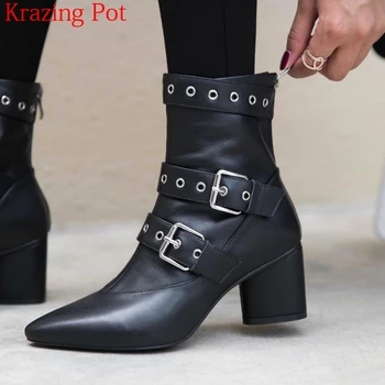 2018 Superstar Genuine Leather High Street Fashion Motorcycle Boots High Heel Pointed Toe Rivets Metal Buckle Ankle Boots L85
2018 Superstar Genuine Leather High Street Fashion Motorcycle Boots High Heel Pointed Toe Rivets Metal Buckle Ankle Boots L85