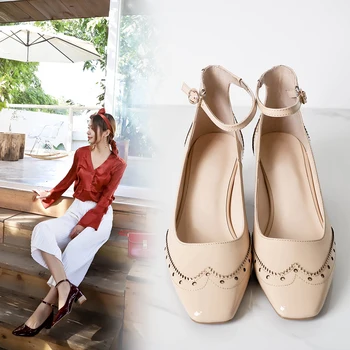 Hot women's pumps Genuine Leather 2019 fashion 22-24.5 cm length Bullock carved Square head ankle buckle Patent leather shoes
Hot women's pumps Genuine Leather 2019 fashion 22-24.5 cm length Bullock carved Square head ankle buckle Patent leather shoes