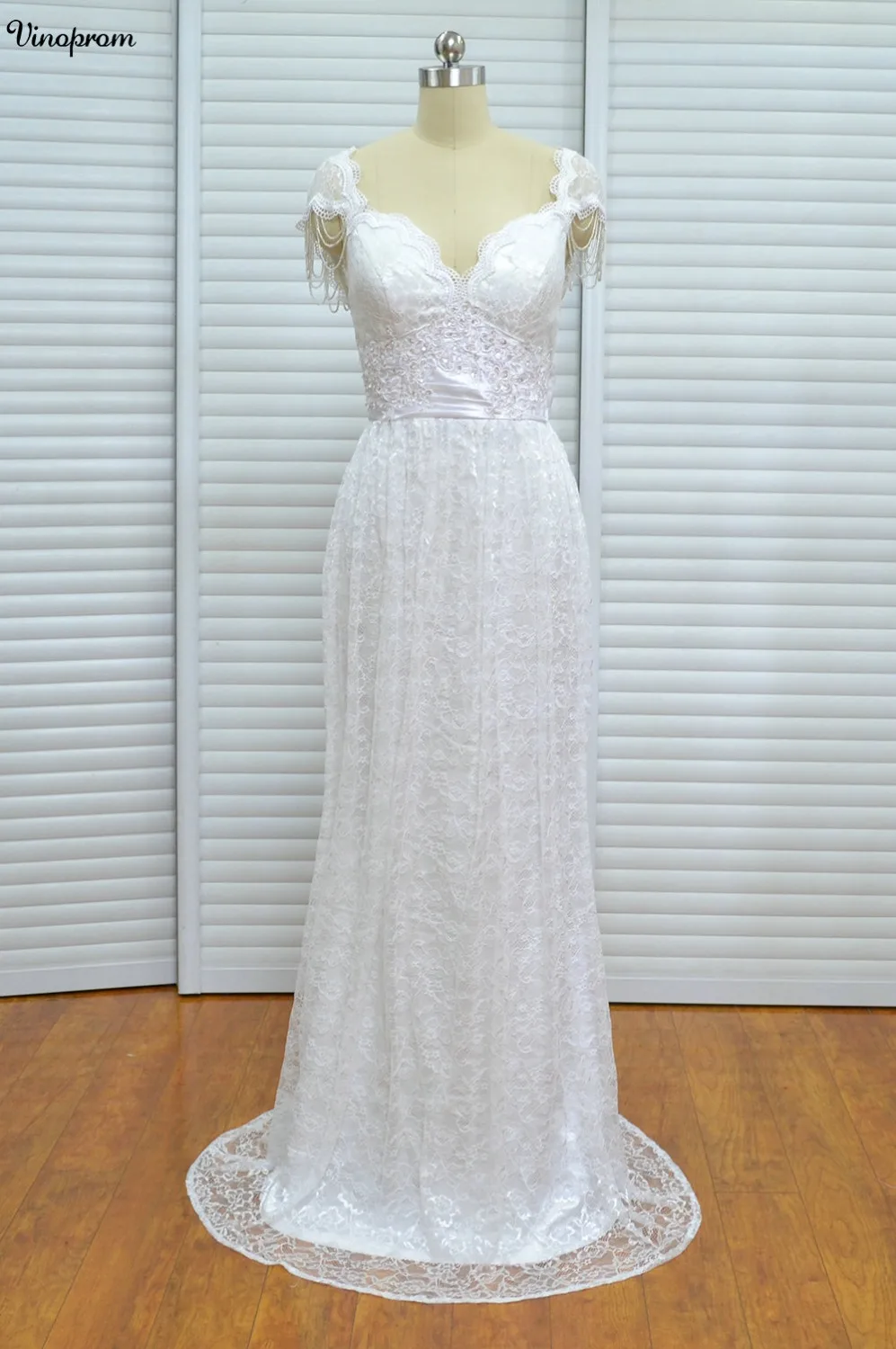 2017 A-Line Lace Wedding Dresses Cap Sleeves Illusion Bodice Jewel Court Train Vintage Garden Beach Boho Wedding Party Bridal
2017 A-Line Lace Wedding Dresses Cap Sleeves Illusion Bodice Jewel Court Train Vintage Garden Beach Boho Wedding Party Bridal
