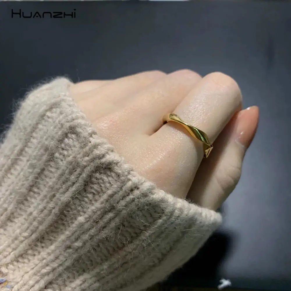 HUANZHI Chic Elegant Personality Gold Color Metal Mobius Rings Minimalist Design Finger Rings for Women Girls Party Jewelry Gift
HUANZHI Chic Elegant Personality Gold Color Metal Mobius Rings Minimalist Design Finger Rings for Women Girls Party Jewelry Gift