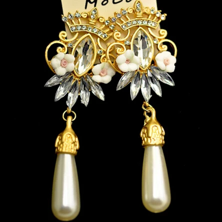 Hot Sale ! Fashion Show Big Brand D G Retro Baroque Crown earrings vintage dangle drop earrings for women new fashion jewelry
Hot Sale ! Fashion Show Big Brand D G Retro Baroque Crown earrings vintage dangle drop earrings for women new fashion jewelry