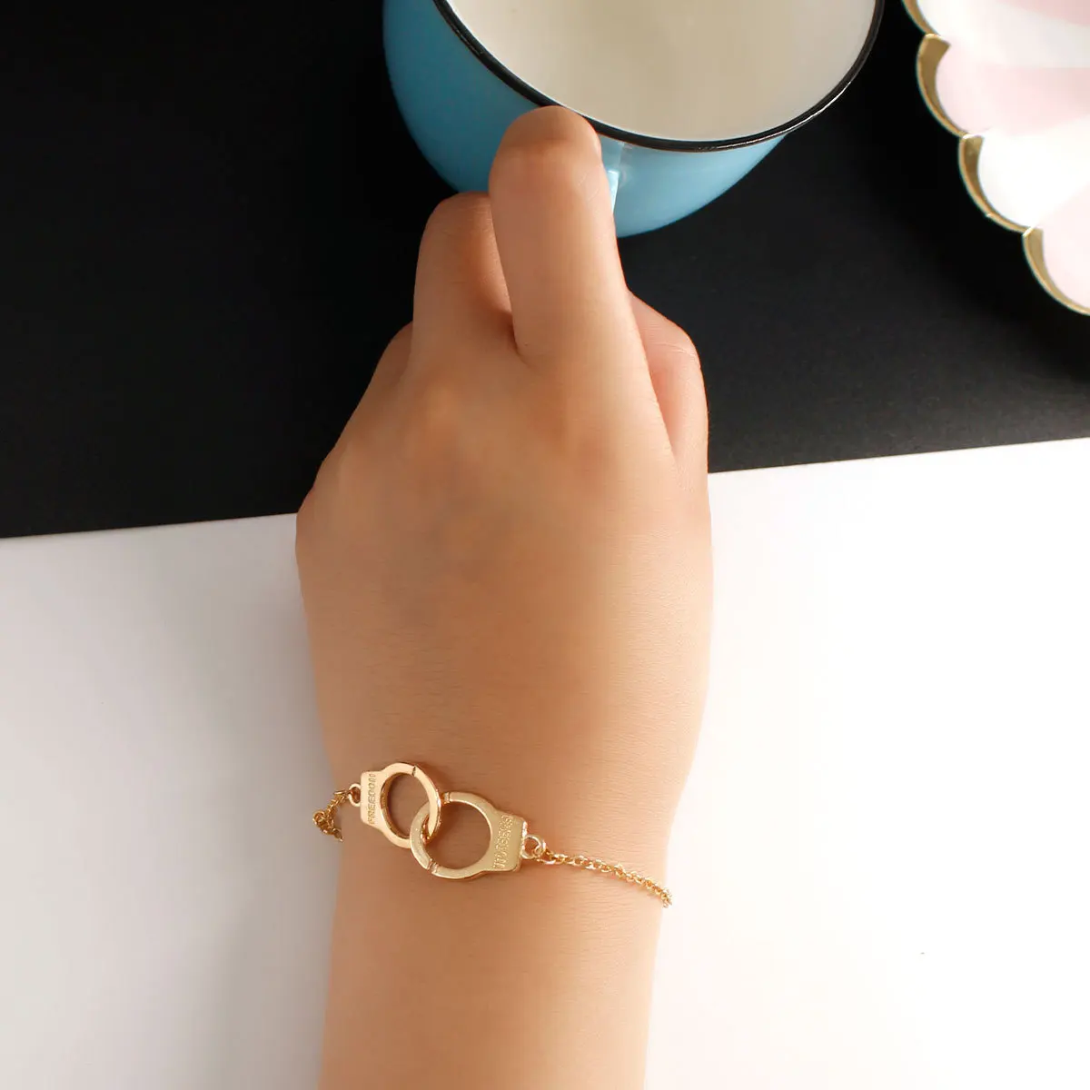 Fashion Exaggerated Handcuffs Bracelet Femme Personality Creative Gold Color Chain Charm Bracelets for Women Hand Jewelry L163
Fashion Exaggerated Handcuffs Bracelet Femme Personality Creative Gold Color Chain Charm Bracelets for Women Hand Jewelry L163