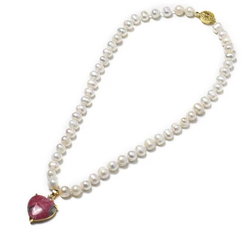 A love-shaped rose-red 22*24*8 mm Pendant with a gray pendant connected to a 8-9 mm natural pearl necklace on a small white 
A love-shaped rose-red 22*24*8 mm Pendant with a gray pendant connected to a 8-9 mm natural pearl necklace on a small white