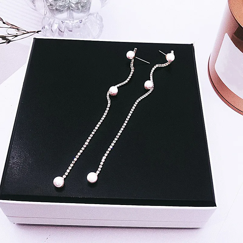 Dominated 2019 the new fashionable tassel long pearl crystal joker character Women Drop earrings
Dominated 2019 the new fashionable tassel long pearl crystal joker character Women Drop earrings