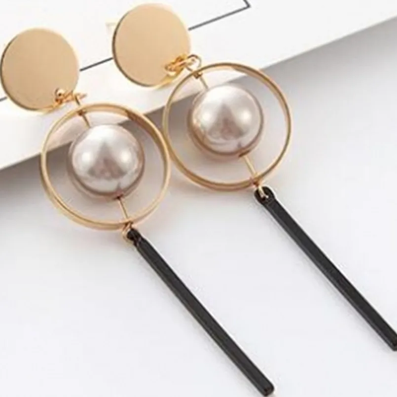 Europe And The United States Exaggerated Three-dimensional Geometric Retro Hollow Pearl Earrings Female Simple Earrings
Europe And The United States Exaggerated Three-dimensional Geometric Retro Hollow Pearl Earrings Female Simple Earrings