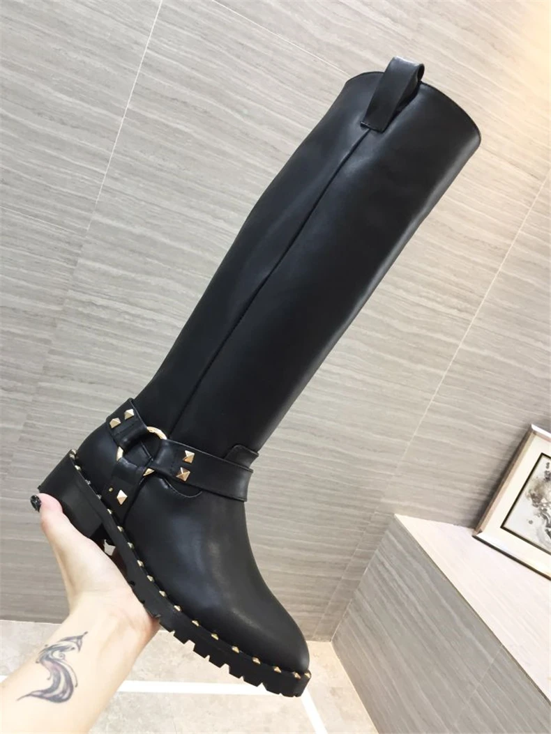 2018 British Syle Rivet Leather Boots Woman Designer Flat Boots Women Metal Decor Martin Boots
2018 British Syle Rivet Leather Boots Woman Designer Flat Boots Women Metal Decor Martin Boots