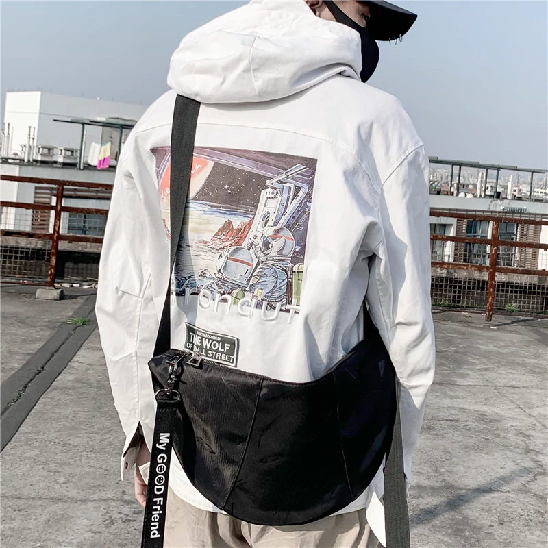 2019 Jiaozi bag men's canvas fashion single shoulder chic nylon messenger bag Korean student ins Harajuku
2019 Jiaozi bag men's canvas fashion single shoulder chic nylon messenger bag Korean student ins Harajuku