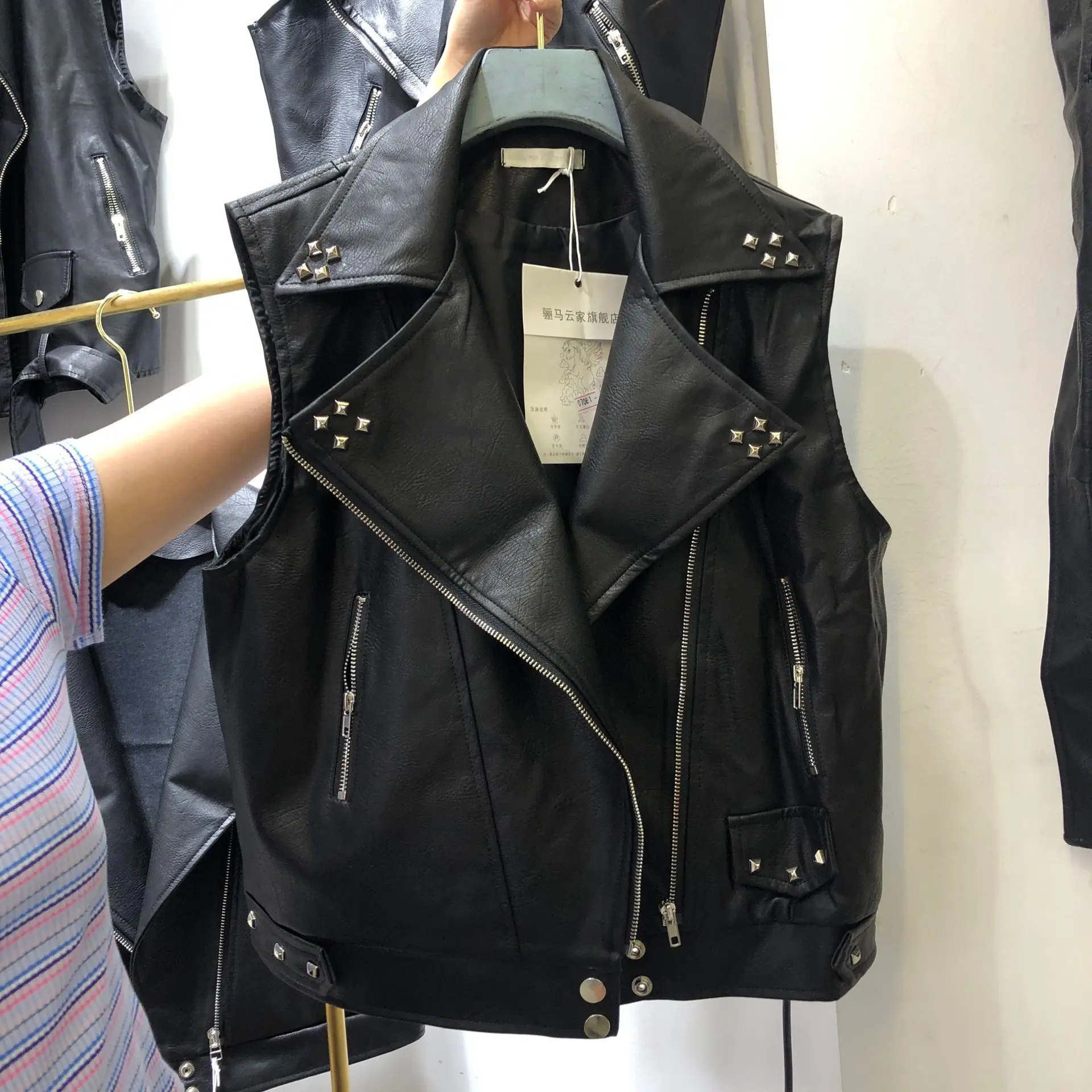 Short Pu Leather Vests Leather Vest Jacket Woman Female Lady Autumn New Joker Sleeveless PU Cut Shoulder Rivet Motorcycle Coat
Short Pu Leather Vests Leather Vest Jacket Woman Female Lady Autumn New Joker Sleeveless PU Cut Shoulder Rivet Motorcycle Coat