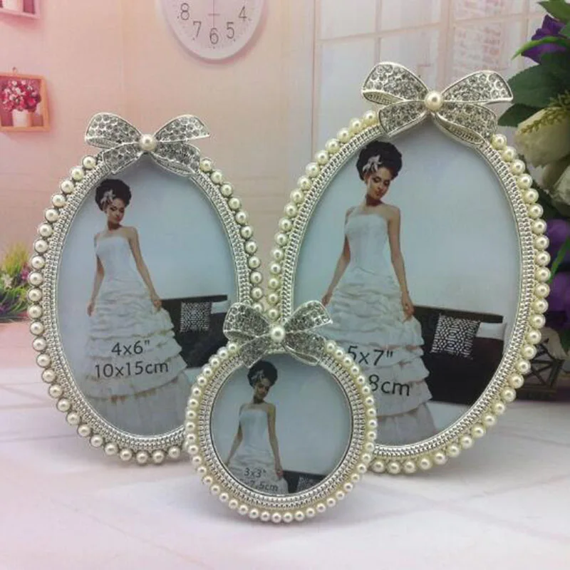 European Style Alloy Picture Frame 3inch 6inch 7inch Oval Round Shape Photo Frame with Cute Bow Decorated Pearl Frame Home Decor
European Style Alloy Picture Frame 3inch 6inch 7inch Oval Round Shape Photo Frame with Cute Bow Decorated Pearl Frame Home Decor