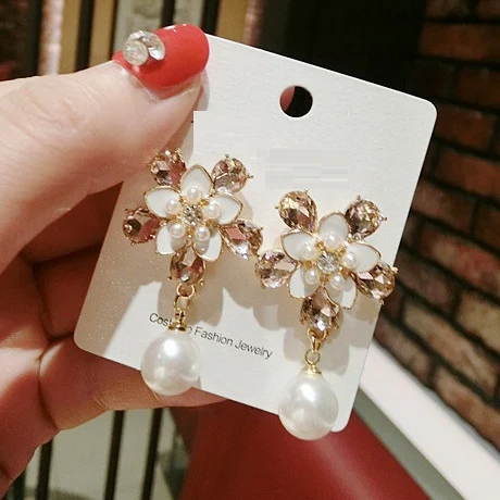2019 spring summer crystal stone silver white big flower dangle earrings Women And Girls 1Pair High Quality Unique Graceful Gift
2019 spring summer crystal stone silver white big flower dangle earrings Women And Girls 1Pair High Quality Unique Graceful Gift