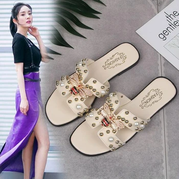 2020 Women Sandals Flat Fashion Slip on H Studded Pearl Women Slides Sandals Street Korea Metal Bee Decoration Female Sandals W3
2020 Women Sandals Flat Fashion Slip on H Studded Pearl Women Slides Sandals Street Korea Metal Bee Decoration Female Sandals W3