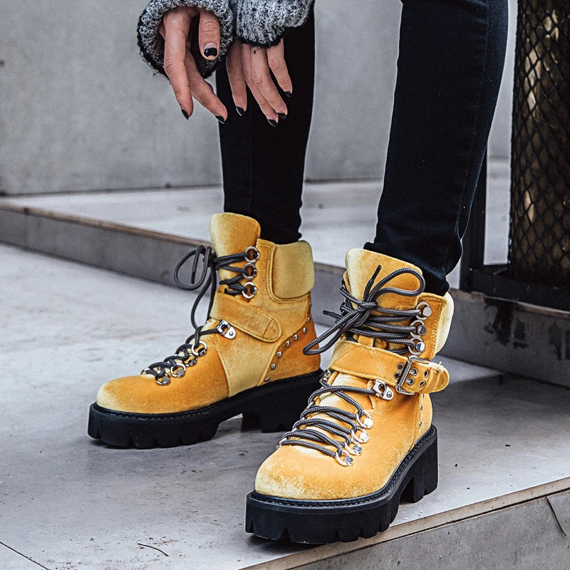 2018 New Gold Velvet Women Boots Western Style Fashion Rivet Lace up High Heel Ankle Boots Flat Platform Ladies Winter Boots
2018 New Gold Velvet Women Boots Western Style Fashion Rivet Lace up High Heel Ankle Boots Flat Platform Ladies Winter Boots