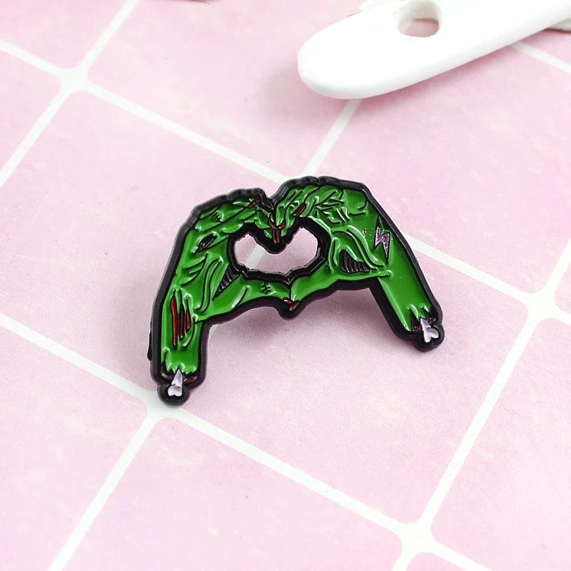 Hand-to-heart Brooch Personality Green hand-to-heart Enamel Brooch Halloween funny badge jewelry gift 2019 new product
Hand-to-heart Brooch Personality Green hand-to-heart Enamel Brooch Halloween funny badge jewelry gift 2019 new product