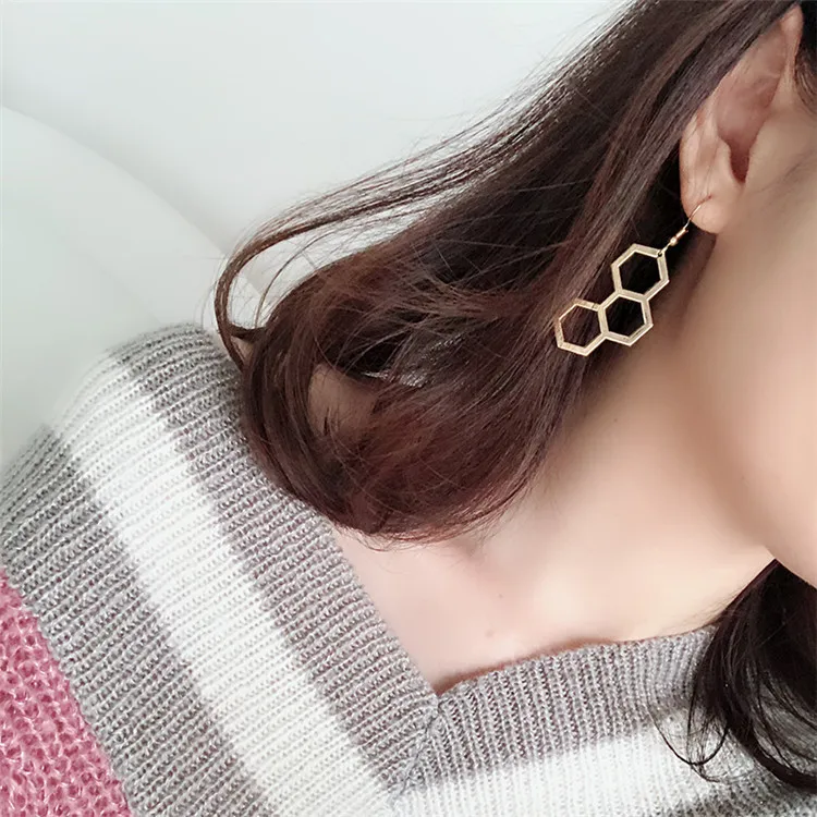 New Design Cute Chemical Molecules Drop Earrings Personality Hollow Honeycomb Geometric Earrings Funny Party Girl Jewelry Gift
New Design Cute Chemical Molecules Drop Earrings Personality Hollow Honeycomb Geometric Earrings Funny Party Girl Jewelry Gift